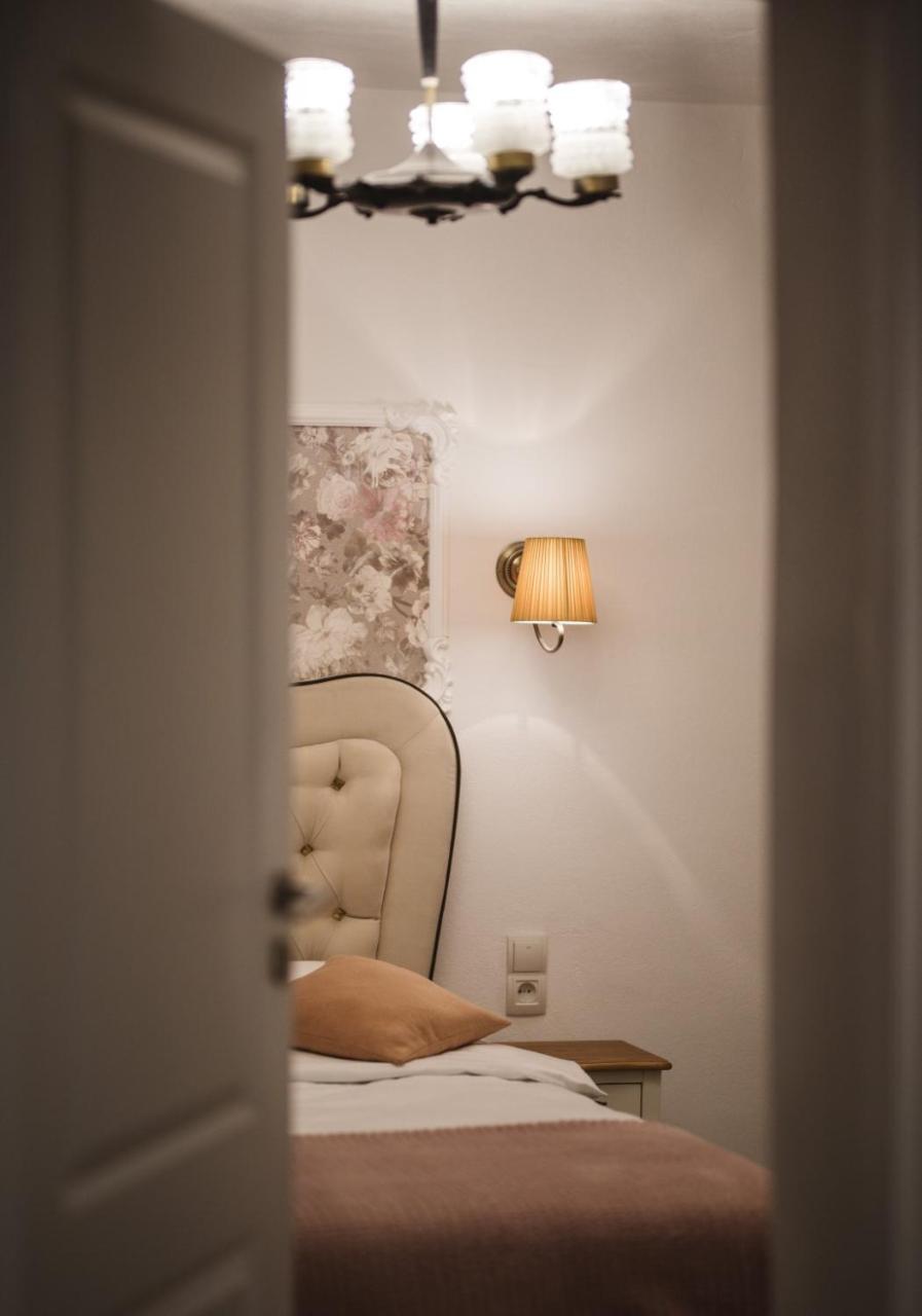 Glam Rose&White Downtown Apartment Sibiu Bagian luar foto